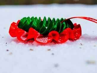 Kotylion świąteczny - czerwony w choinki - 2